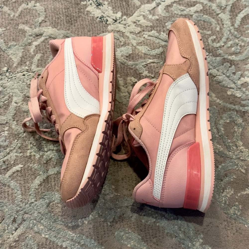 Girls 5 / women’s 6 pink pumas - Picture 2 of 4